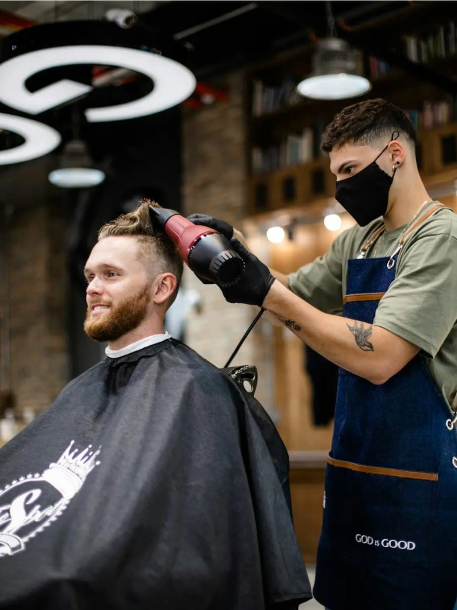 Barber při práci